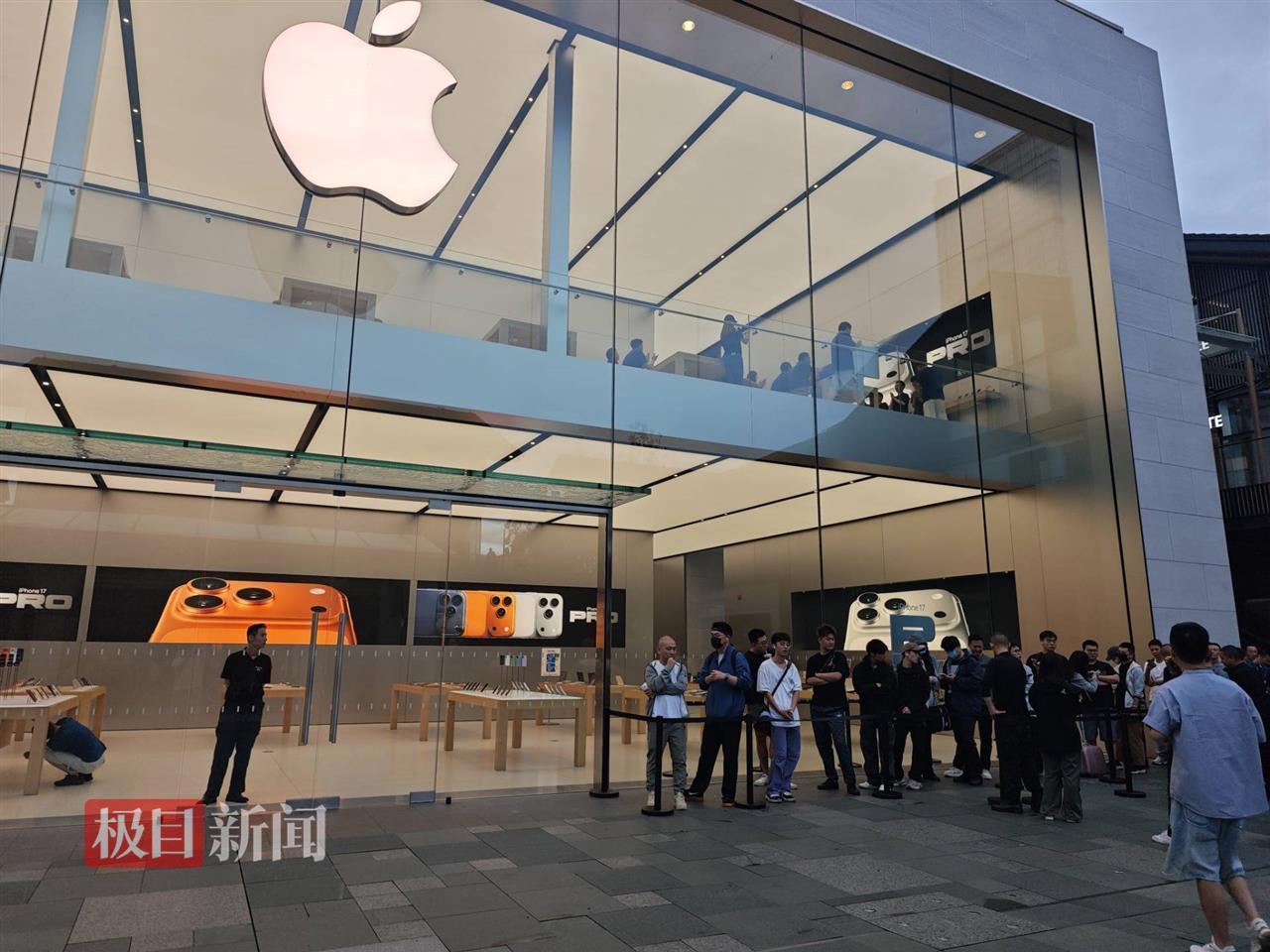 成都苹果直营店首销日实况：iPhone 17提货队伍凌晨排起