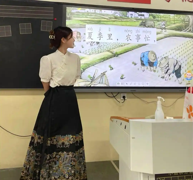 女生因穿“马面裙”考编被低分淘汰，面试官吐槽：最烦你们这种人