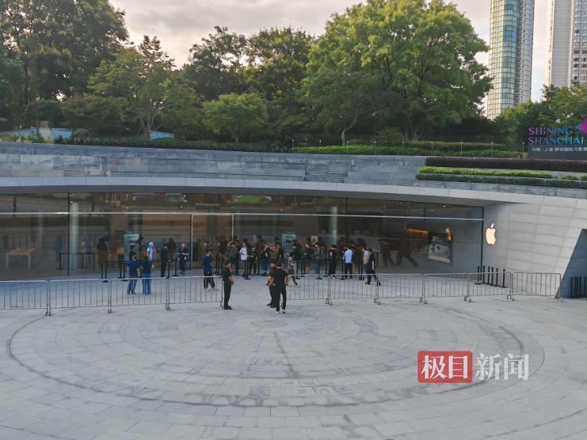 iPhone 17发售首日：上海最大旗舰店凌晨排队盛况实录