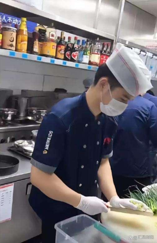 麻六记汪小菲餐饮革新：后厨透明化与极致卫生管理