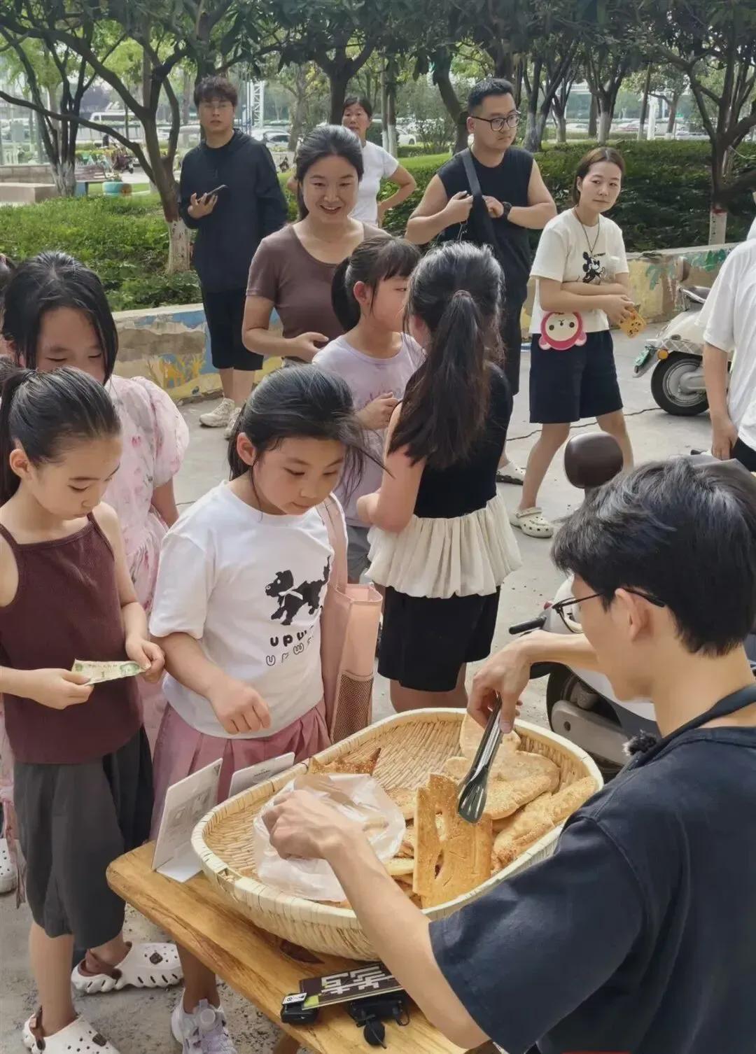 硕士小伙卖创意烧饼走红：1元/个，辽宁舰、三星堆造型受小学生热捧