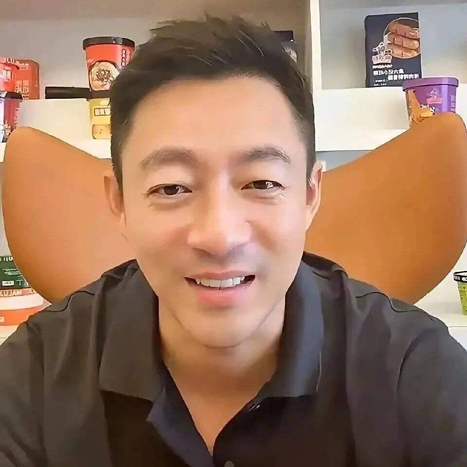 汪小菲深夜抵台，11岁小玥儿守候至凌晨，现岳母默默带娃，S家全程沉默！