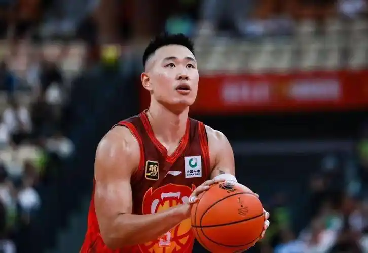 贺希宁或加盟首钢，焦泊乔辟谣伤病，郭艾伦耍宝引热议