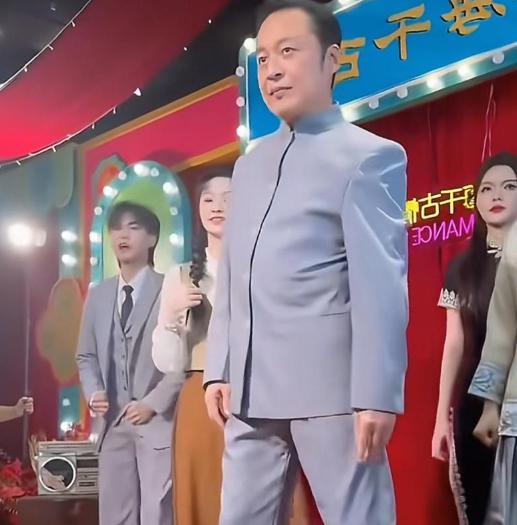 落地的凤凰不如鸡！为养家糊口沦落到景区卖艺，这几位明星太可惜