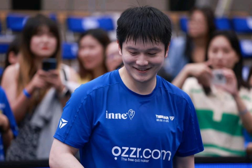 樊振东德国友谊赛1打10轻松取胜，对手盛赞其世界级影响力