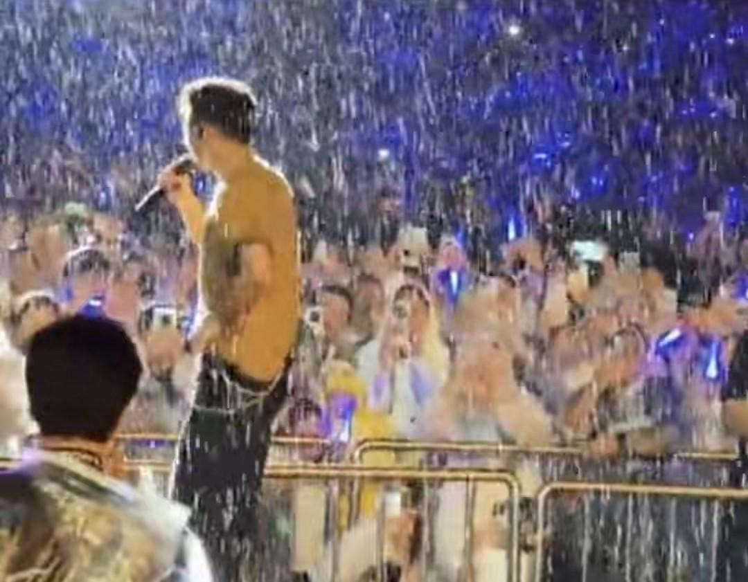 谢霆锋广州演唱会遇暴雨，苏炳添夫妇后台探班引关注