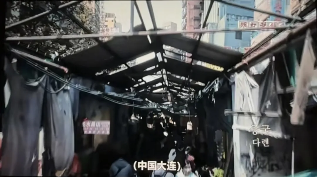 剧中踩踏红色地毯场景
