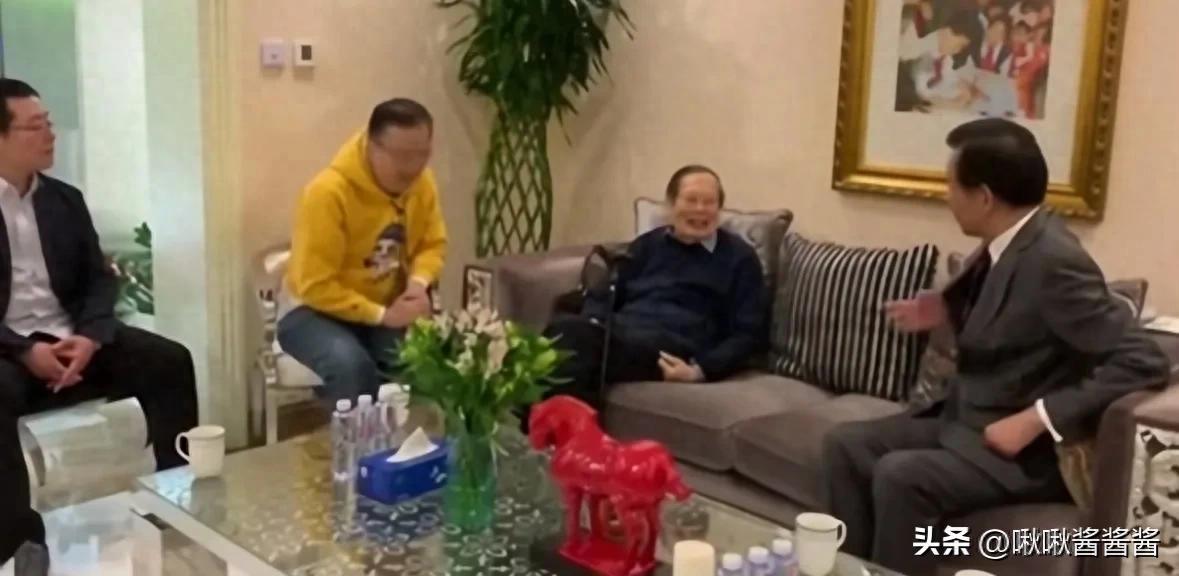 103岁杨振宁自述健康状况：每日偶有眩晕，计划入院治疗