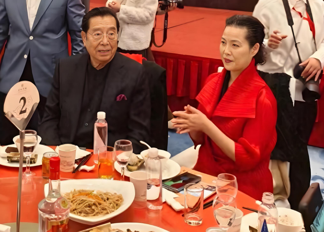 86岁李双江新疆游天山，梦鸽近照显老态，李天一行踪引关注