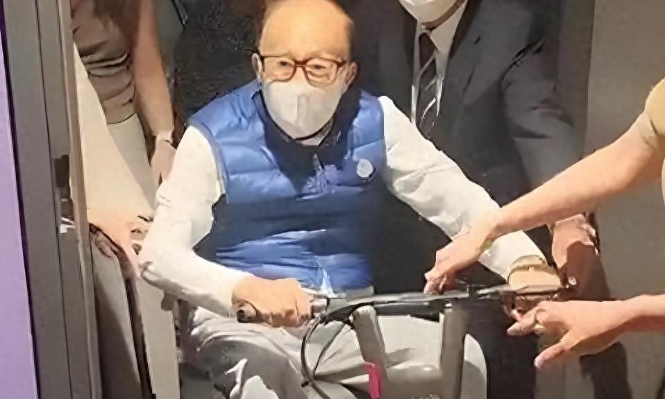 2909亿身价难解继承困局：97岁李嘉诚与两个60岁儿子的商业传承难题