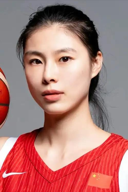 宫鲁鸣执教争议：众叛亲离仍稳坐，女篮困境谁之过？