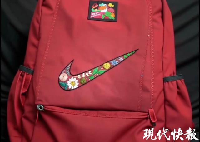 男子背妈妈缝NIKE书包引关注，获官方定制礼物与红书包