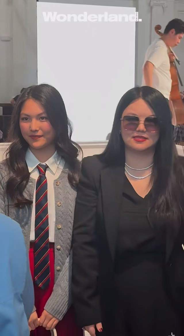李湘母女伦敦时装周亮相，王诗龄略显拘谨引关注