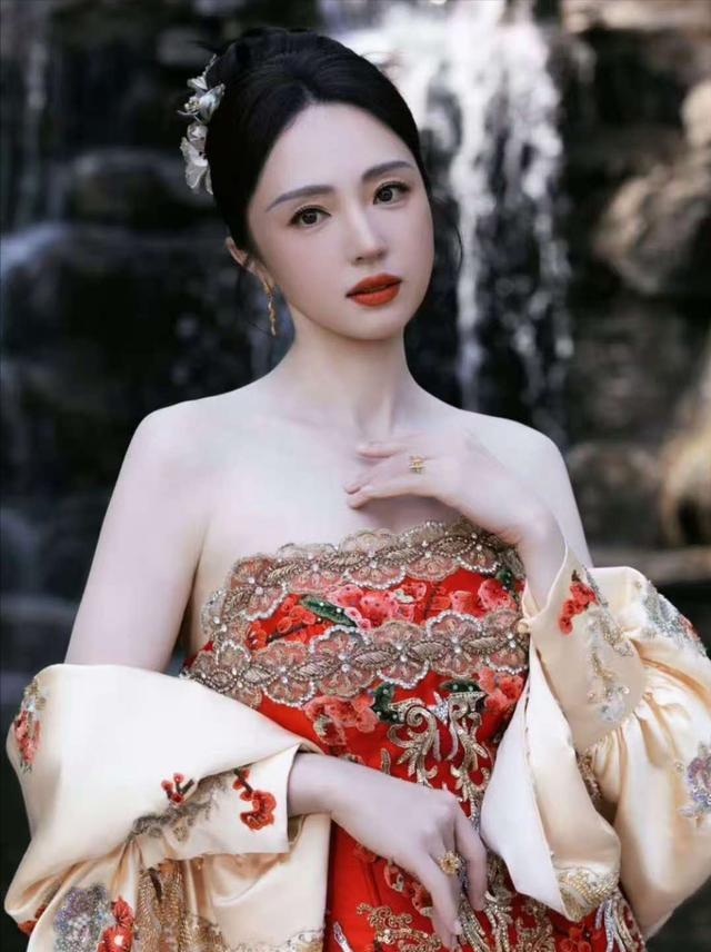董璇婚前“悬崖勒马”，彻底暴露前夫嘴脸，“翻红”内幕捂不住了