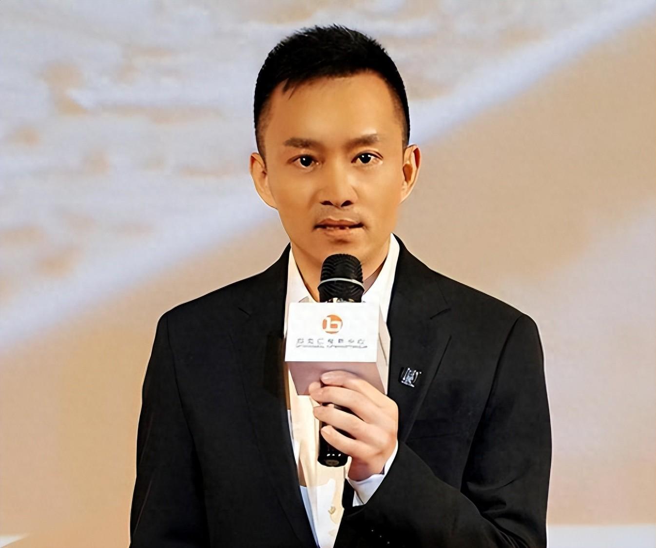 央视主持人亚宁，辞职后成爱奇艺总裁，53岁满头白发性取向成谜