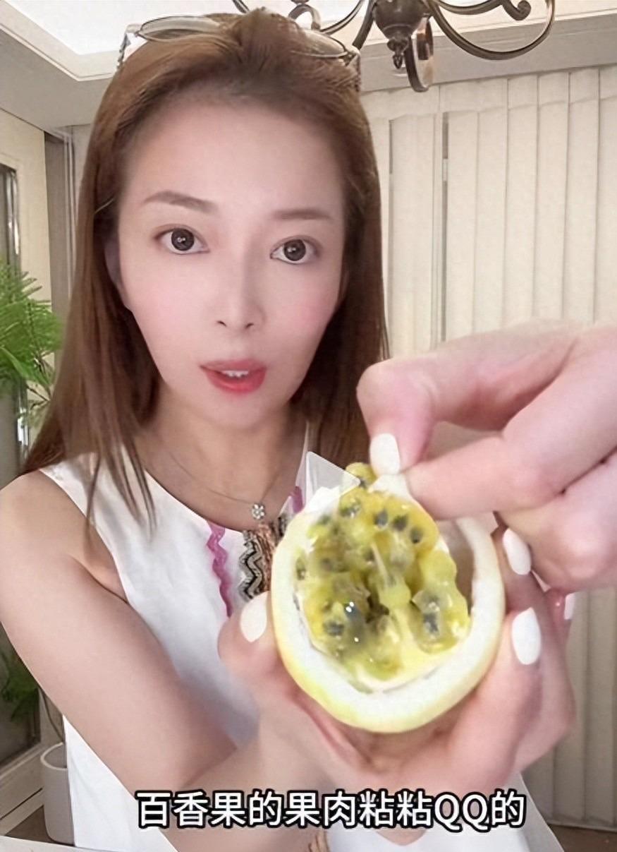 她曾是上海台主持人，如今在仓库打包卖水果，单身带儿子独自生活
