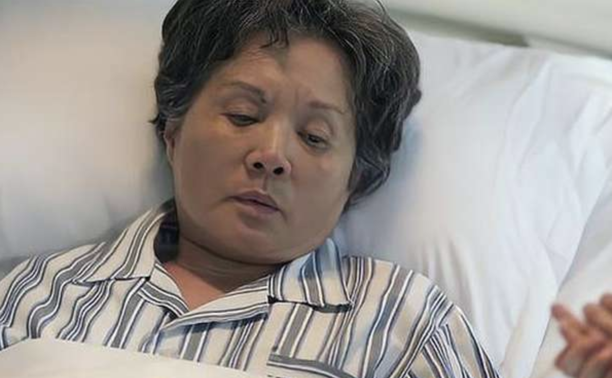 母亲患癌养子照顾9年，临终给养子2万亲儿2套房，养子取款傻眼