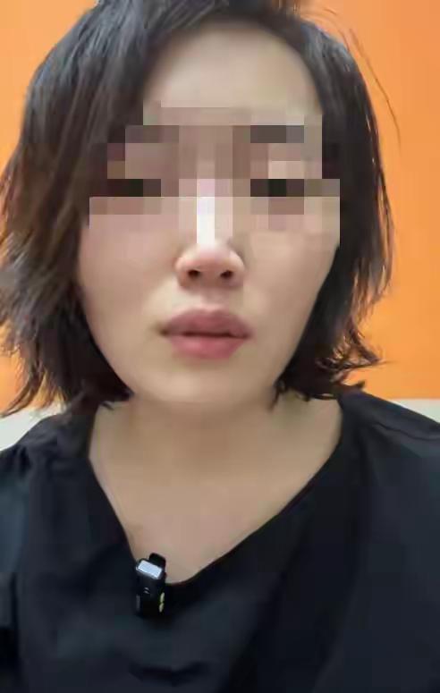 济南12岁学生遭班主任掌掴，监控曝光引热议，警方介入调查