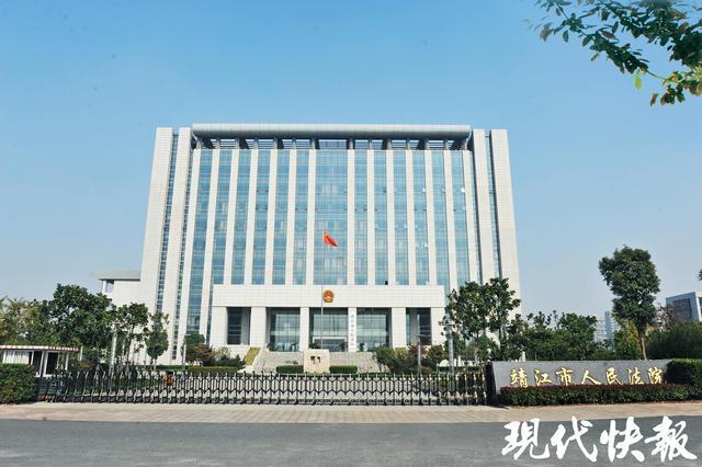 男子模仿影视剧深夜盗墓，10座墓被毁11个骨灰盒被盗