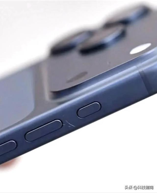 iPhone 17贴膜变毁机？铝合金边框划痕引热议，高端机神话破灭