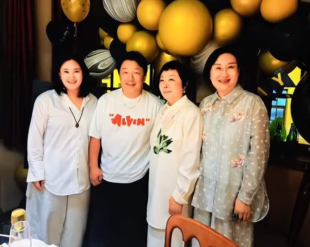 黄渤回山东为姐姐庆生，姐姐黄洮贵气打扮引关注