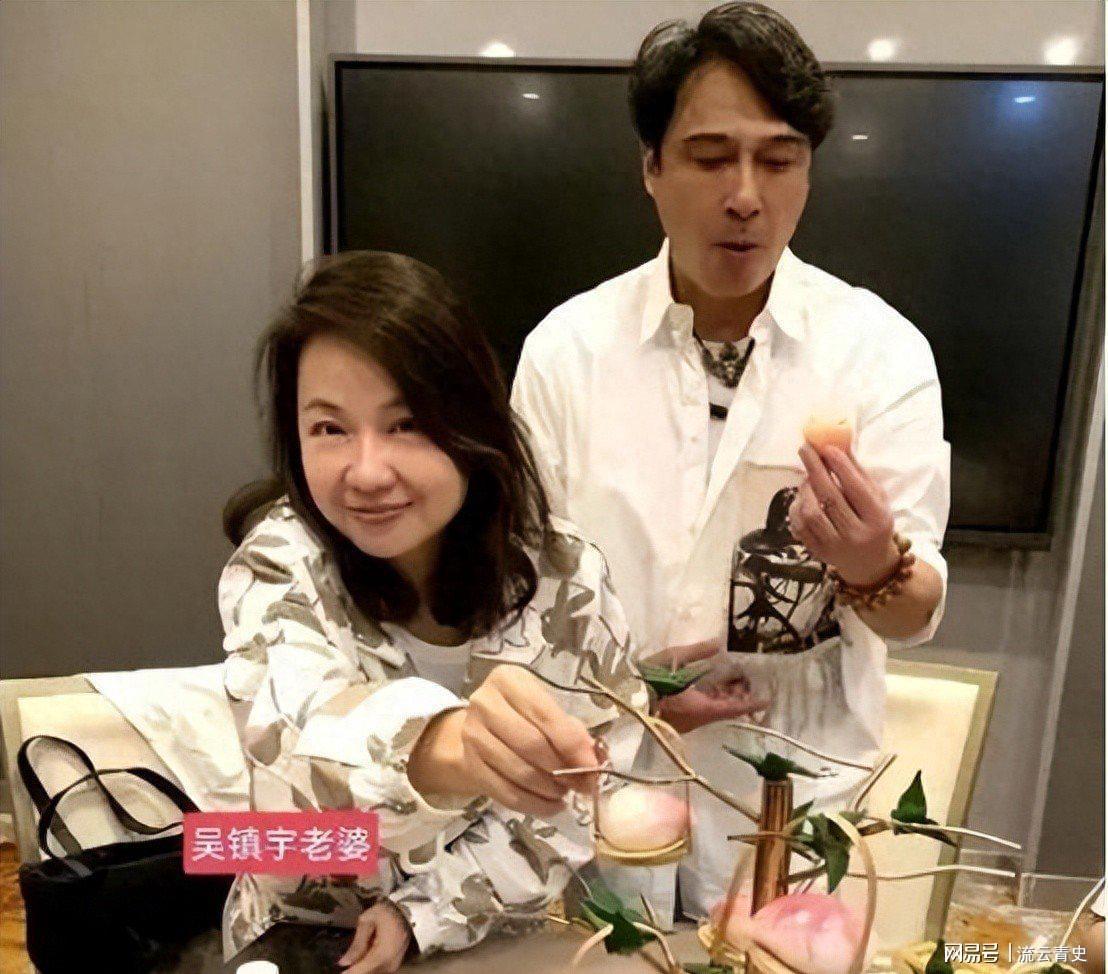 吴镇宇王丽萍20年婚姻：50岁仍似少女，娱乐圈的幸福范本