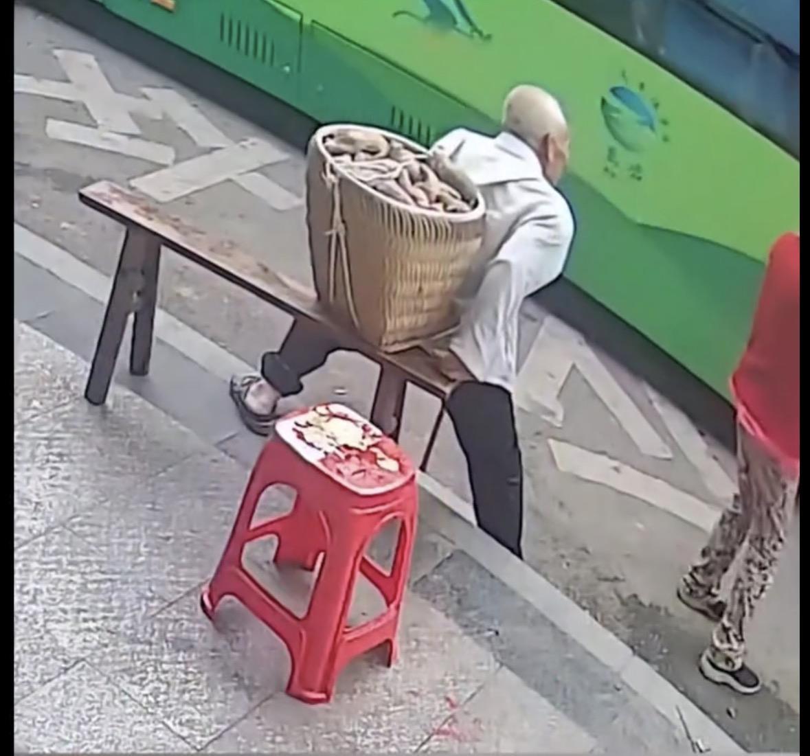 重庆背篓老人公交遭拒载 涉事司机已被开除