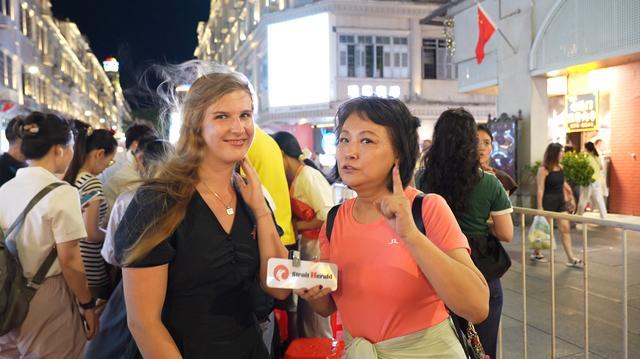 台湾女星慕钰华厦门博饼 现场教学闽南语引热议