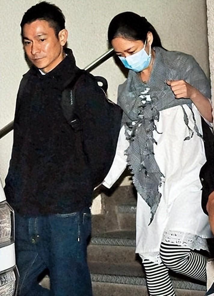 母亲46岁生下她，父亲刘德华用亿万富养，如今13岁成了这般模样