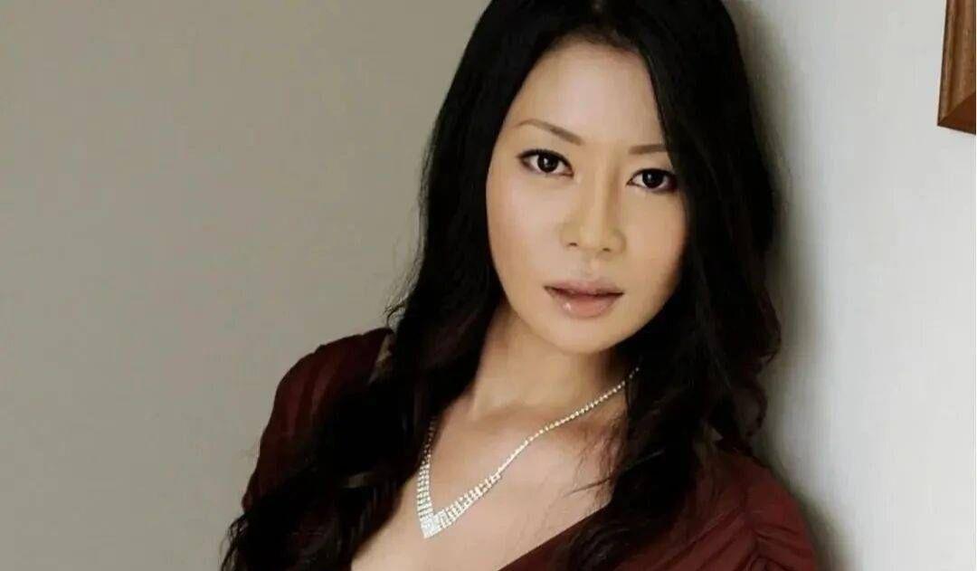 80后传奇女星：34岁爆红成‘熟女天花板’，巅峰隐退成永恒经典