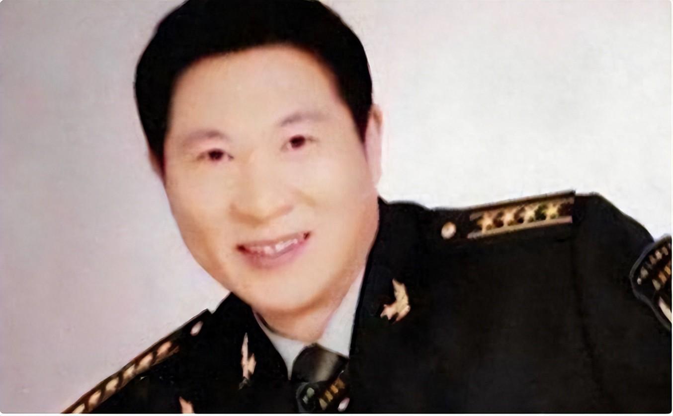 他假冒军人15年，骗380万加俩老婆，给自己升官，被抓时已是少将