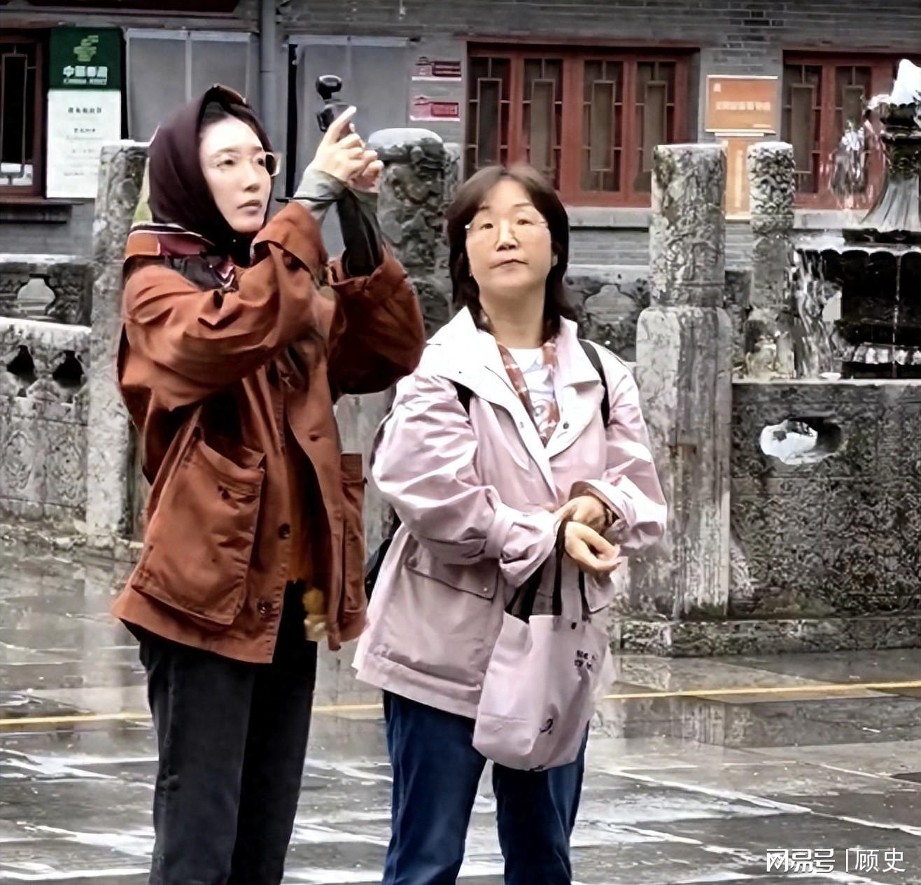 江疏影西安碑林素颜现身，真实状态引热议