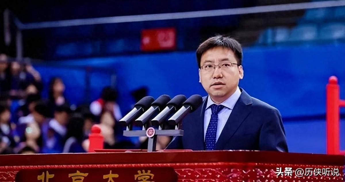 中国芯片逆袭！美国封锁三年，长江存储如何崛起成“怪物”？