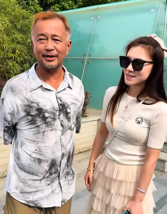 沈魏与晓晓公开恋情，甜蜜牵手引热议，沈魏力证女方非图财