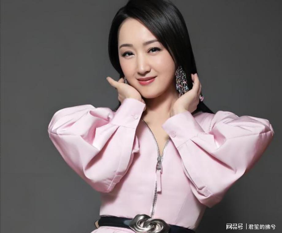 过气明星生活困顿，农村演出、摆摊还债，仅剩百万，尊严尽失