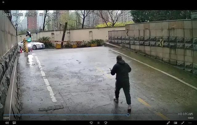 武汉女子遭丈夫碾轧拖拽致死案：庭审多次延期，父亲质疑罪名认定