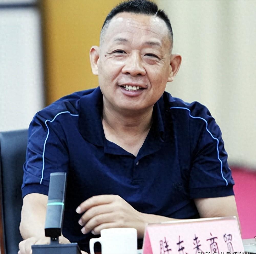 远离“造神”陷阱！59岁的于东来，人设接连翻车，给所有人提了醒