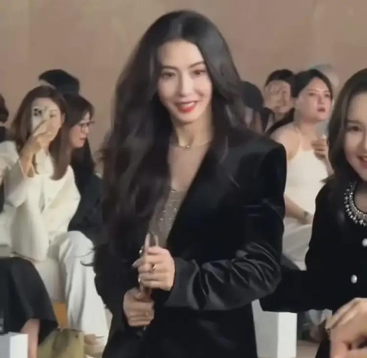 北京活动现场，45岁张柏芝红唇大波浪惊艳亮相，美貌碾压全场