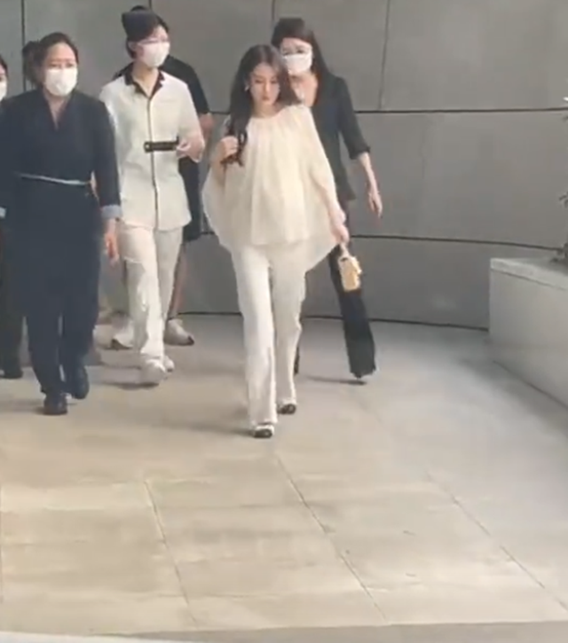 郭富城妻子方媛现身月子中心，六人随行气场十足引关注