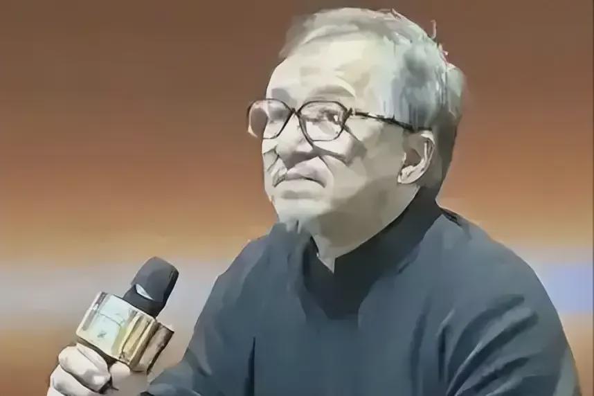 71岁成龙：满头白发，儿子不成才，女儿在外流浪，25亿身家捐一半