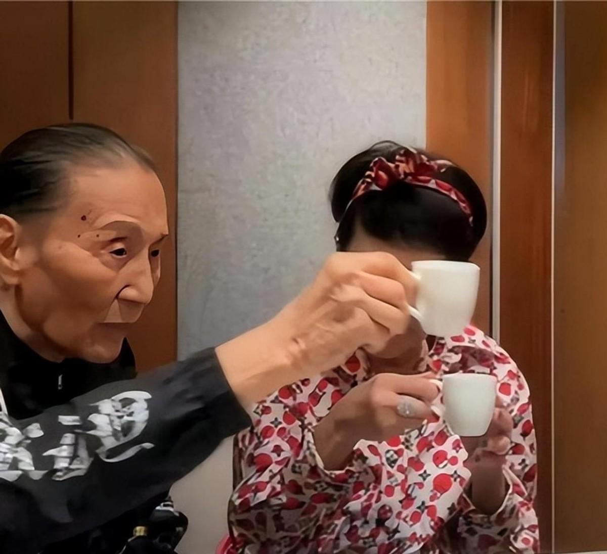 89岁谢贤晚年生活曝光：轮椅出行，子女孝顺引热议