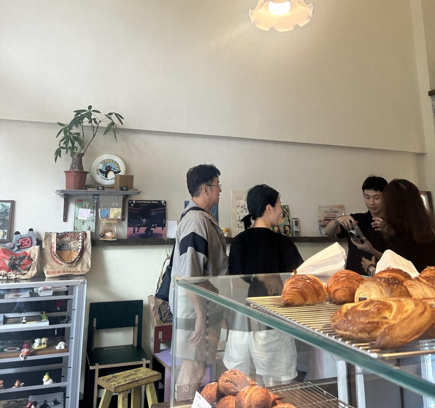 75岁谭咏麟广东面包店现身，名牌穿搭显活力，亲切互动无架子