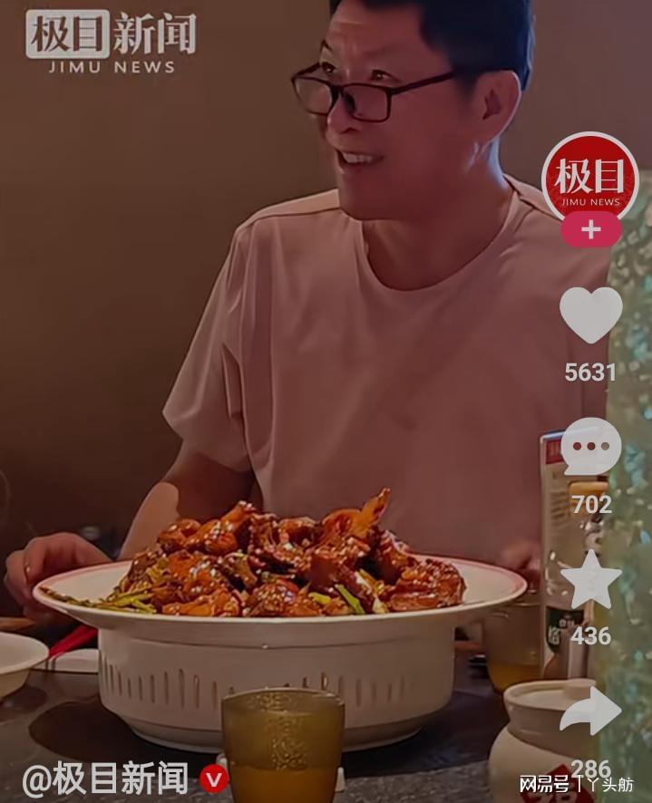 香港夫妇东北点餐引热议！巨型油条成焦点