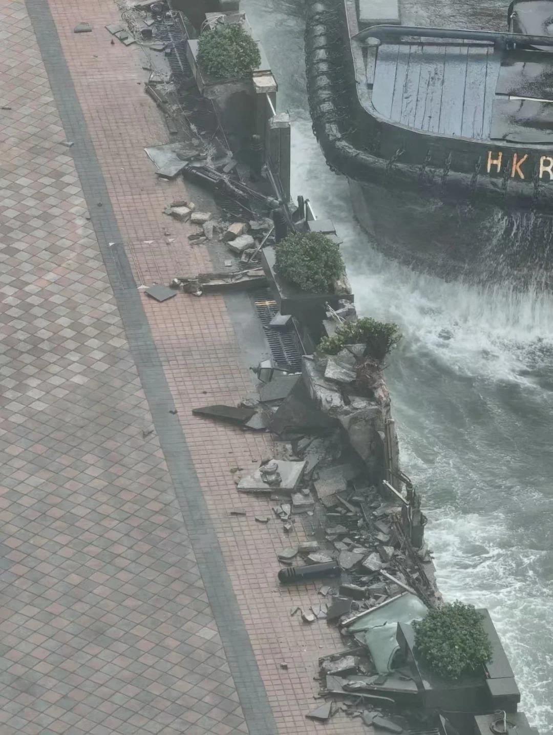 台风‘桦加沙’致香港红磡码头轮船失控撞岸，无人员伤亡