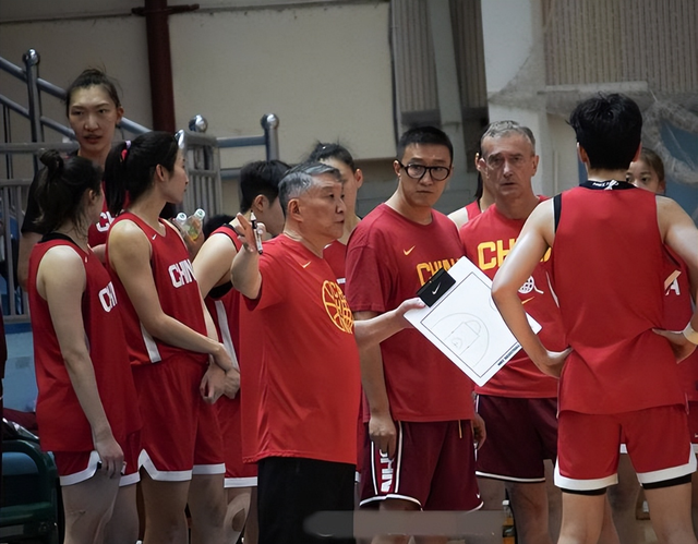 宫鲁鸣执教争议：是热度巅峰还是玩火自焚？