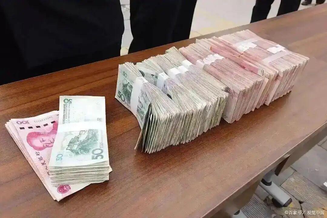 家庭财务压力场景图