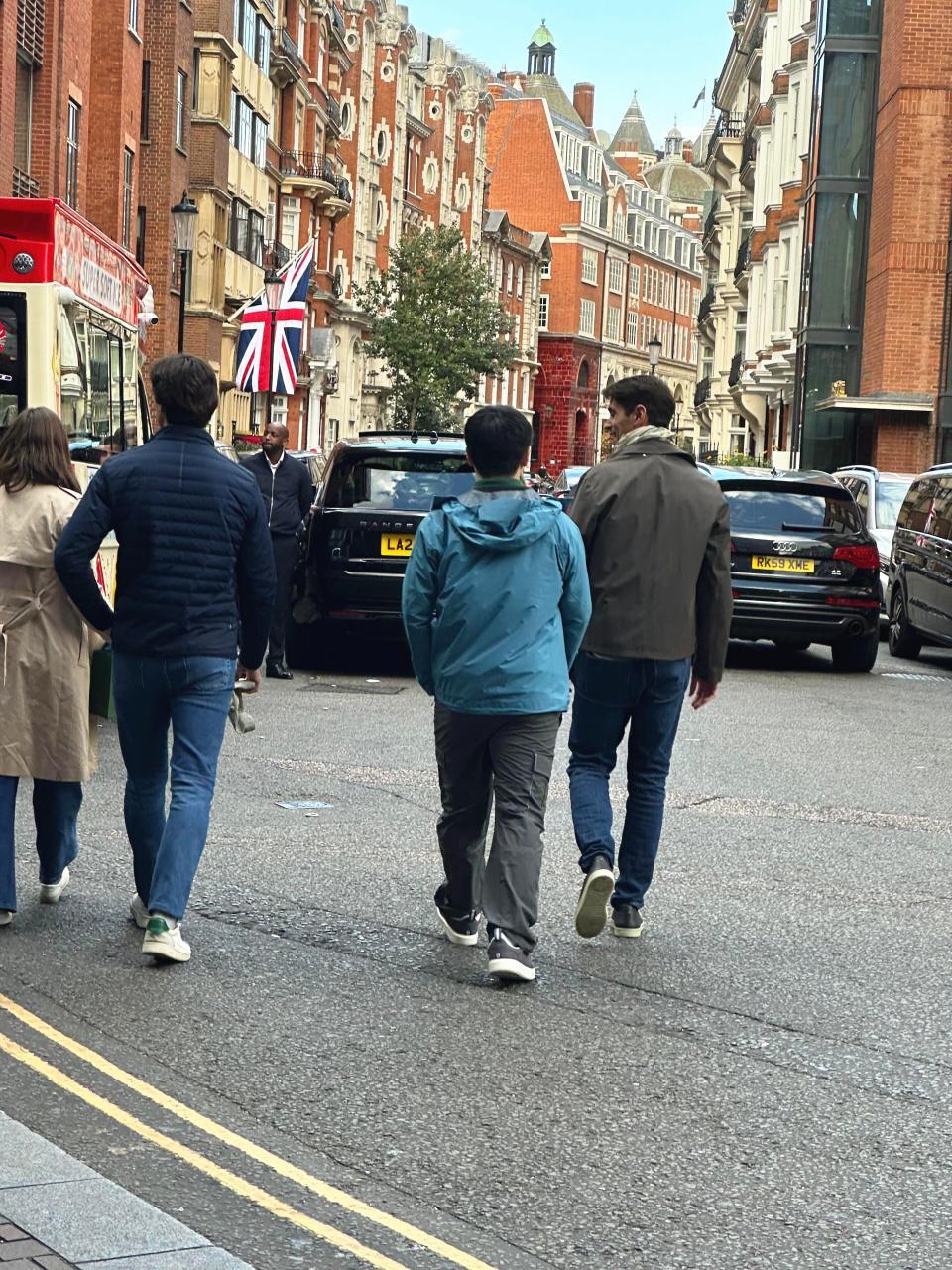 樊振东伦敦街头悠闲漫步，球迷直呼：这才是向往的生活