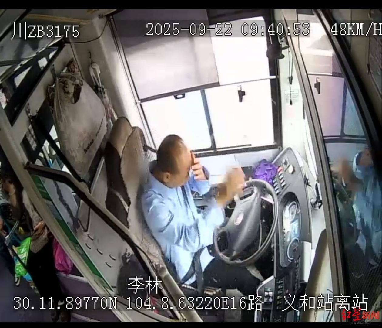 公交司机被钢筋击伤双眼仍安全停车 乘客安危放首位