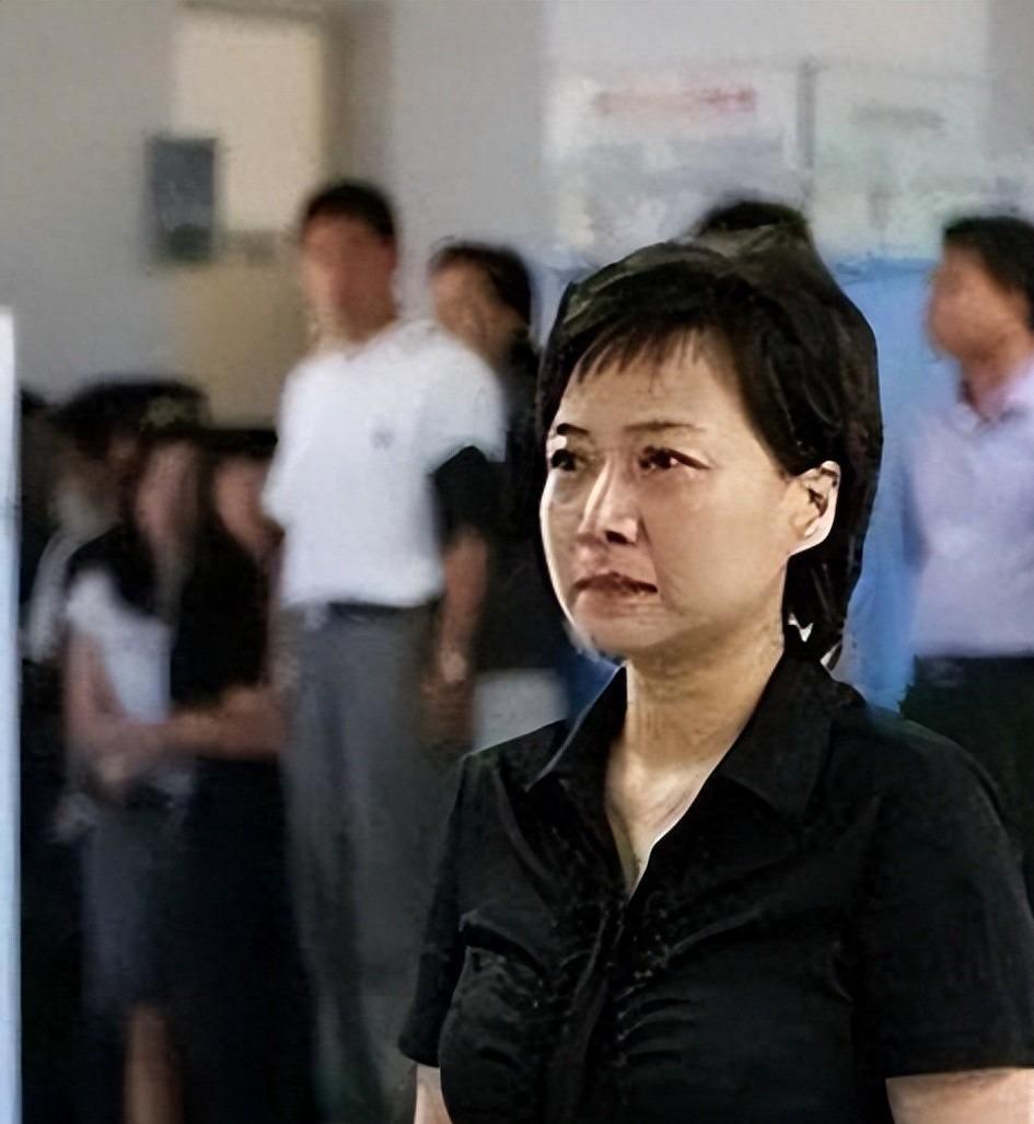 央视主持人贺红梅：55岁升官背后的职业生涯与意外转折