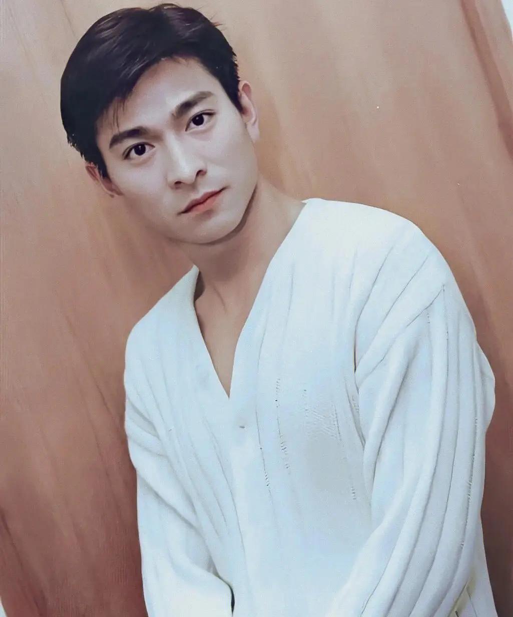 基因偏心大揭秘：这些明星与兄弟姐妹长相天差地别